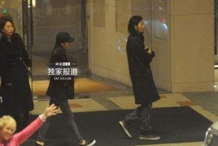 汤唯路边吃瓜,演绎都市时尚生活