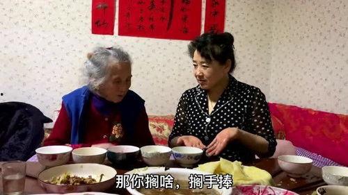 98岁带病吃瓜,岁月静好，生活如常