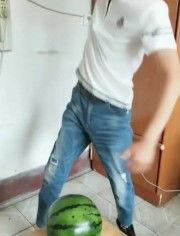 吃瓜达人小帅哥图片,揭秘吃瓜达人小帅哥的瓜界传奇