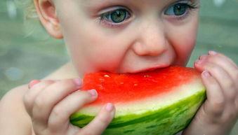 喷水娃免费吃瓜,夏日清凉新体验  第1张