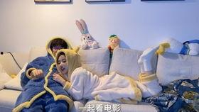 美女爬山吃瓜,美女登山乐逍遥  第1张