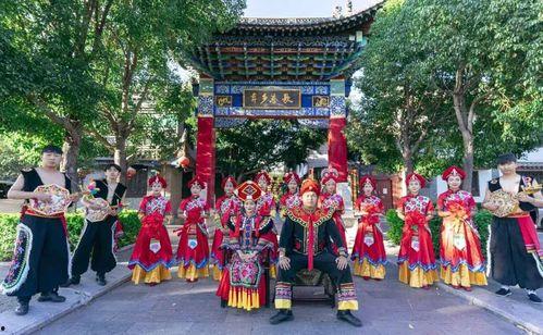 云南彝人古镇吃瓜  第3张